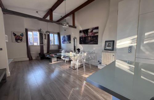 Quartier Sainte-Marguerite Apartment | Sublime appartement refait à neuf en dernier étage baigné de lumière avec une très belle hauteur sous plafond 2 chambres en plein centre de Paris