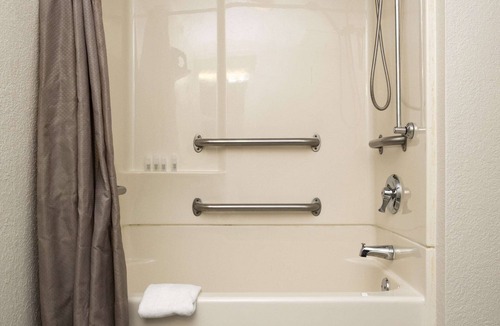 Mentor Hotel | Suburban Studios Mentor - Cleveland Northeast