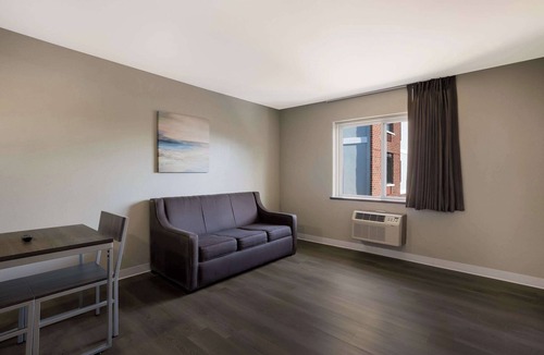 Milwaukee Hotel | Suburban Studios Milwaukee Airport
