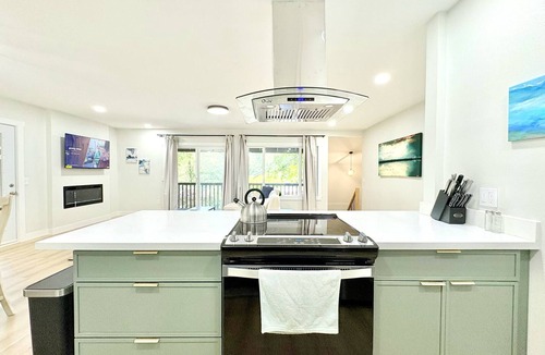 Sudden Valley House | Sudden Valley Retreat 3BR House -Steps to Lake Louise