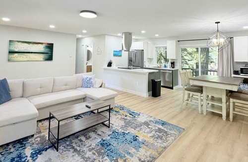 Sudden Valley House | Sudden Valley Retreat 3BR House -Steps to Lake Louise