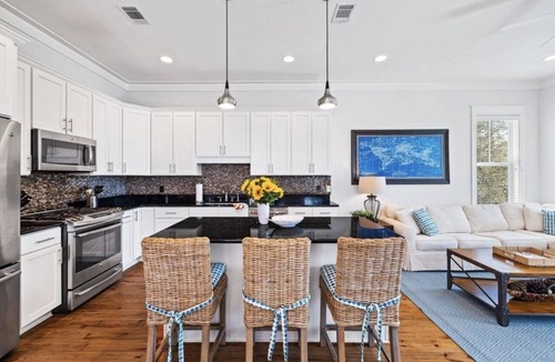 Lakeside at Blue Mountain Beach House | Sugar Blue, walk to the beach