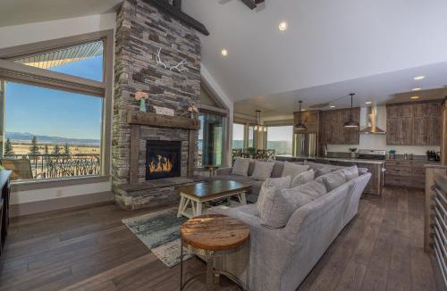 Star Valley Ranch House | Sugar Loaf Haven by KABINO Huge Views Garage Gym Room Fishing Snowmobile