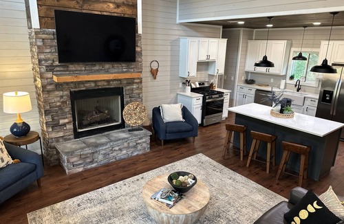 Pickens Cabin | Sugar & Spice Cabin: Seductive Adult Red Room Inspired with Hot Tub
