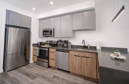Sugar House Apartment | Sugarhouse! Mtn Views!|TopFloor|King|Parking|Gym