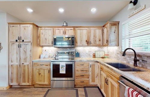 Diamond City Cabin | Sugarloaf View - Large Family Lake Cabin - Sleeps 12 - Short Walk To Lake