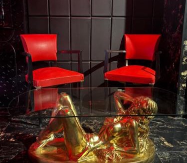 Castelnau-le-Lez Apartment | Suite érotique avec balnéo privée-pole dance-croix de Saint-André- balançoire et banc de soumission 10 min centre Montpellier