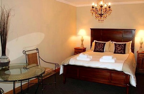 Leamington Cabin | Suite Accommodation with Garden Views near Waikato River in New Zealand