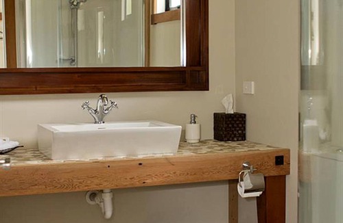 Leamington Cabin | Suite Accommodation with Garden Views near Waikato River in New Zealand