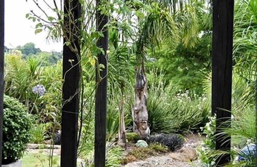 Leamington Cabin | Suite Accommodation with Garden Views near Waikato River in New Zealand