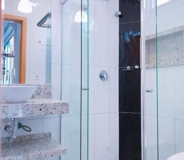 Esmeralda House | suite ampla em sobrado com ar e garagem