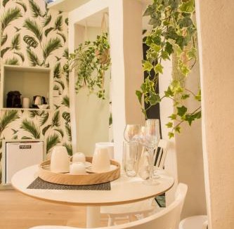 Trevoux Bed & Breakfast | Suite atypique, jacuzzi & Piscine 1