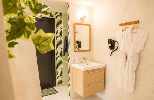 Trevoux Bed & Breakfast | Suite atypique, jacuzzi & Piscine 1