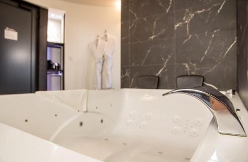 Trevoux Bed & Breakfast | Suite atypique, jacuzzi & Piscine 3