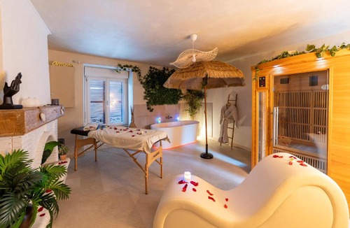 Cour-Cheverny Apartment | Suite Climatisé Bali SPA et sauna privé pour 2-Châteaux de la Loire