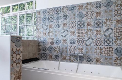 Villars-les-Dombes Hotel | Suite Cotinga, balneo, bien-être, Parc des Oiseaux