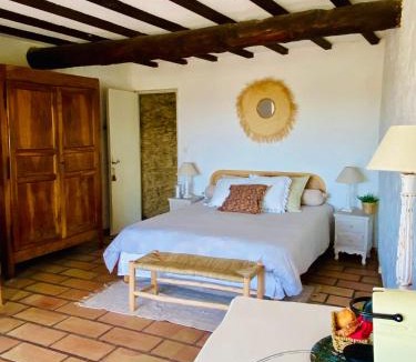 Cucuron House | Suite de Charme avec Terrasse Panoramique & Entrée Indépendante