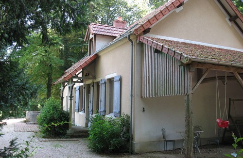 Ourouer-les-Bourdelins House | Suite de 2 Chambres Dans la Maison du Jardinier du Château de Chalivoy-la-noix