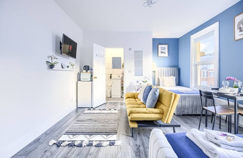 Hackney Central Apartment | Suite-Deluxe-Shared Bathroom-Street View-1