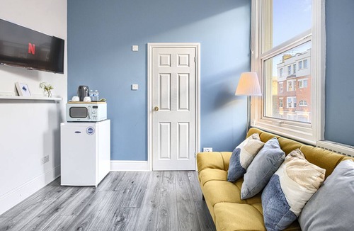 Hackney Central Apartment | Suite-Deluxe-Shared Bathroom-Street View-2