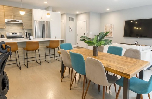 West Loop Gate Condo | Suite Dreams Designer Style Central Sleeps 6