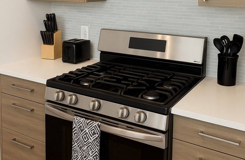 West Loop Gate Condo | Suite Dreams Designer Style Central Sleeps 6