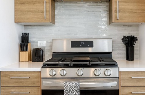 West Loop Gate Condo | Suite Dreams Designer Style Central Sleeps 6