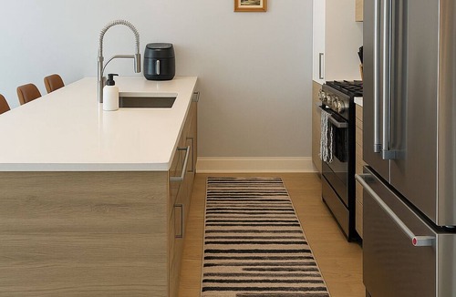 West Loop Gate Condo | Suite Dreams Designer Style Central Sleeps 6