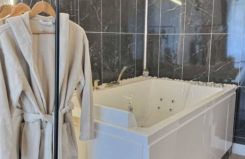 Arpajon Apartment | Suite Love - Jacouzzi - Table de Massage