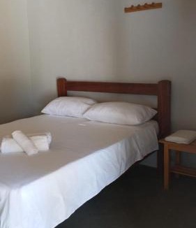 Ponta do Anel Apartment | Suite Lua - Quarto e Banheiro com Ar Condicionado no Macapa Paradise