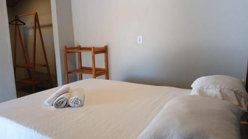 Ponta do Anel Apartment | Suite Lua - Quarto e Banheiro com Ar Condicionado no Macapa Paradise
