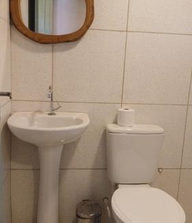 Ponta do Anel Apartment | Suite Lua - Quarto e Banheiro com Ar Condicionado no Macapa Paradise