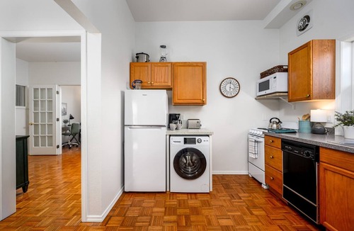 York Apartment | Suite Magnolia. Steps to Downtown & Breweries. Modern 2 bedroom apt w/fireplace.