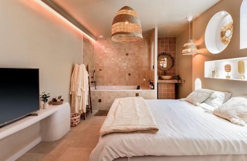 Auterive Apartment | Suite Marrakech avec jacuzzi privatif Love Room romantique proche Toulouse