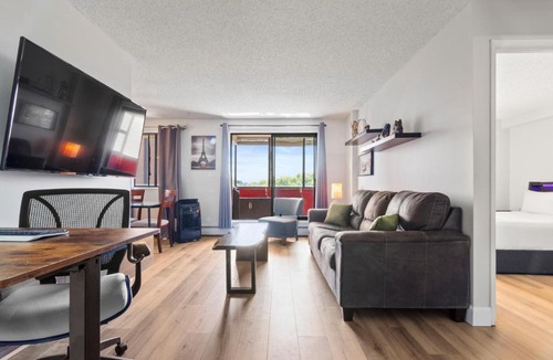 Beltline Apartment | Suite near Downtown, BMO, Stampede, Free Parking