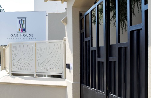 Bron House | Suite-Premium-Ensuite with Shower-Garden view