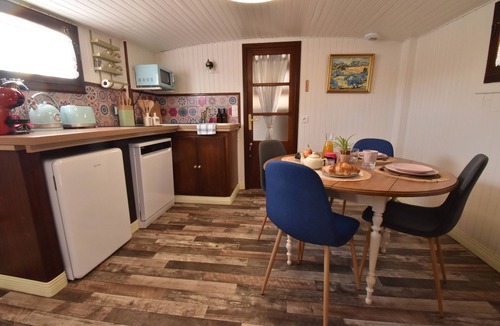 Avignon Boat Rental | Suite-Private Bathroom-River view