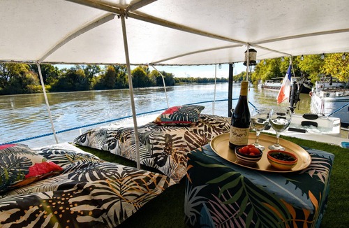 Avignon Boat Rental | Suite-Private Bathroom-River view