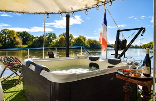 Avignon Boat Rental | Suite-Private Bathroom-River view