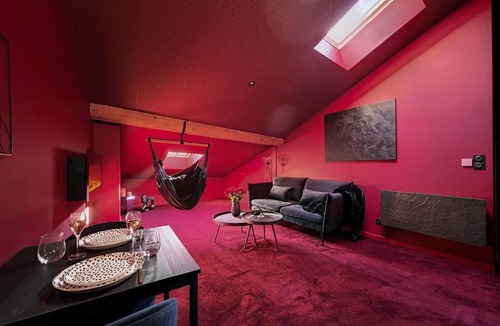 Saint-Etienne Apartment | Suite Rouge baiser avec Jacuzzi privatif - LoveRoom Insolite