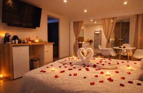 Saint-Joseph Bed & Breakfast | Suite, SPA Jacuzzi, Cinema & Karaoke - Romantic getaway or with friends!