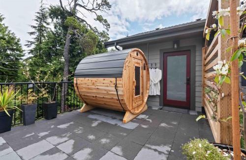 Ucluelet Apartment | Suite Ucluelet - Romantic Couples Getaway-Sauna!
