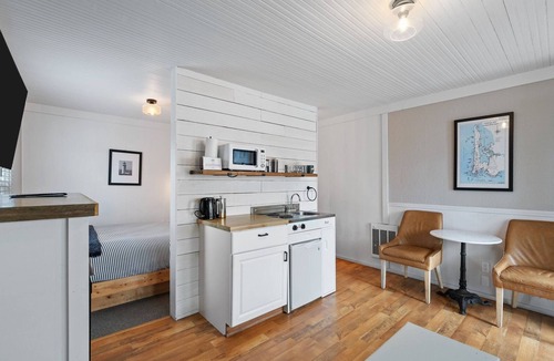Long Beach Hotel | Suite w/Kitchenette at Boardwalk Cottages, Pet-friendly Property, Free Parking