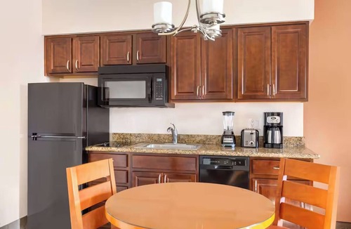 Palo Verde Hotel | Suite with Kitchen + Modern Comfort Near Tucson Botanical Gardens - 1.4 mi