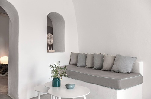Oia Hotel | Suite with Private Hot Tub