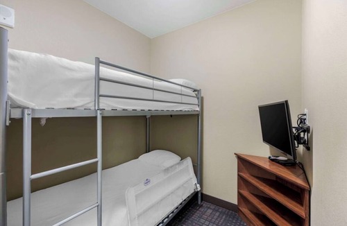 Loveland Hotel | Suite with Relaxing Atmosphere Near Boyd Lake State Park + Breakfast and Pool