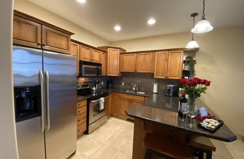 East Kootenay Condo | SullivanStone #19 - Golf - Ski - Hike - Chill - Private Hot Tub - Sleeps 12