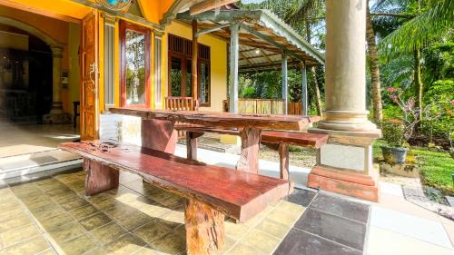 Bohorok House | Sumatra Cheeky Monkeys
