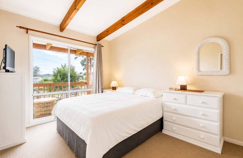 Kioloa House | Summer Beach House - Pet-friendly Kioloa beach house near sand & surf