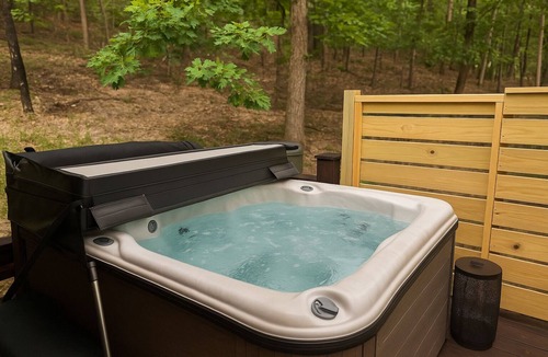 Eureka Springs Cabin | Summer Break Swing Hot Tub Firepit Grill